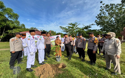 SMA Negeri 5 Pinggir bersama Polsek Pinggir Polres Bengkalis menggelar kegiatan bertajuk “Generasi Gen Z Cinta Lingkungan, Peduli Hutan dan Penyuluhan Lingkungan Hidup”